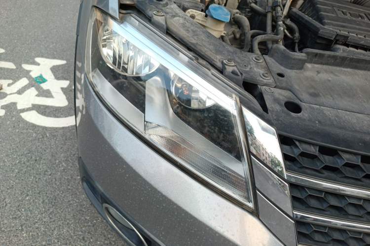 Used Volkswagen Cross Lavida 2014 1.4TSI DSG Right Front Headlight