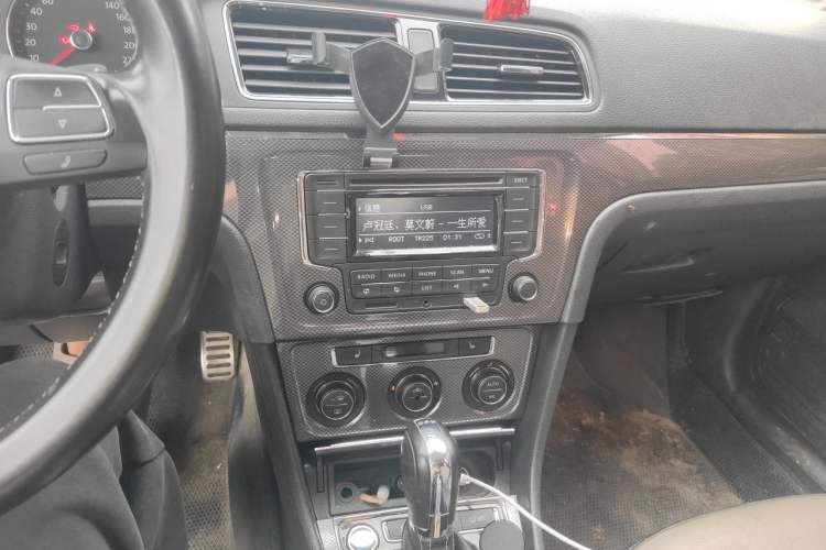 Used Volkswagen Cross Lavida 2014 1.4TSI DSG Audio And AC Panel