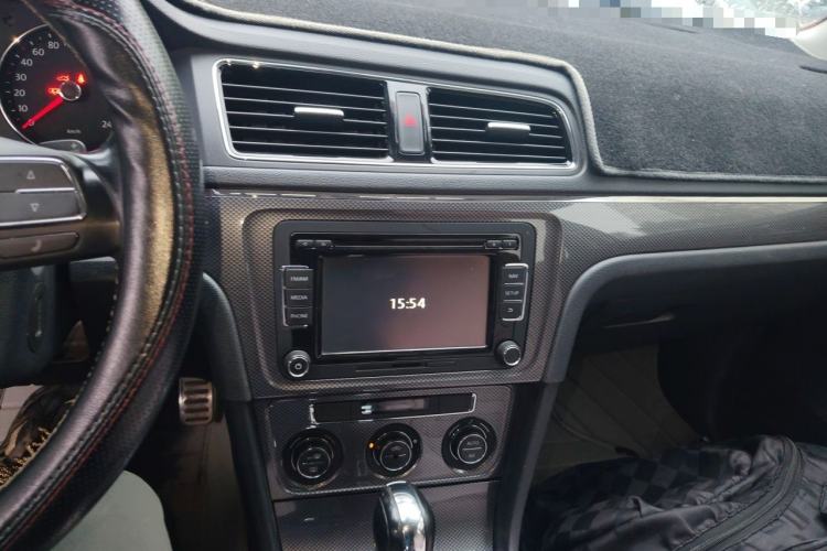 Used Volkswagen Cross Lavida 2014 1.6L Automatic Audio And AC Panel