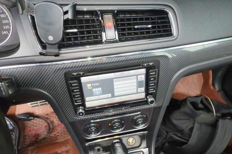 Used Volkswagen Cross Lavida 2014 1.6L Automatic Audio And AC Panel