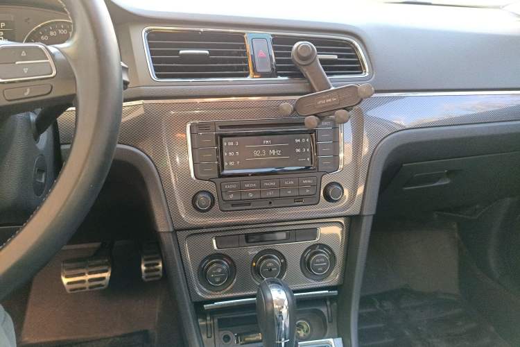 Used Volkswagen Cross Lavida 2014 1.6L Automatic Audio And AC Panel