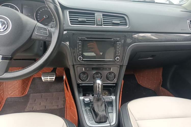 Used Volkswagen Cross Lavida 2014 1.4TSI DSG Audio And AC Panel