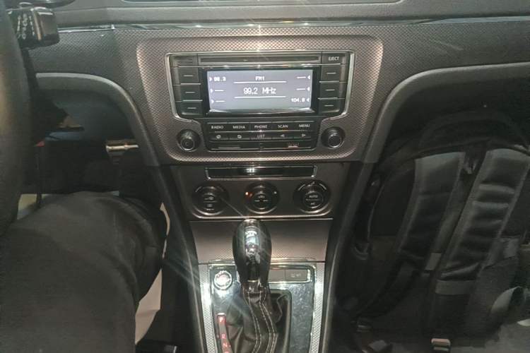 Used Volkswagen Cross Lavida 2014 1.6L Automatic Audio And AC Panel