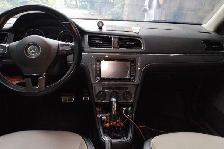 Used Volkswagen Cross Lavida 2014 1.4TSI DSG Center Console