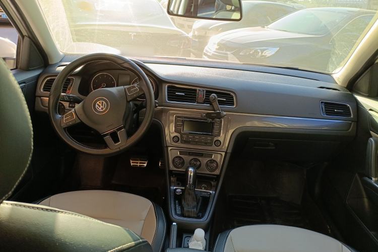 Used Volkswagen Cross Lavida 2014 1.6L Automatic Center Console