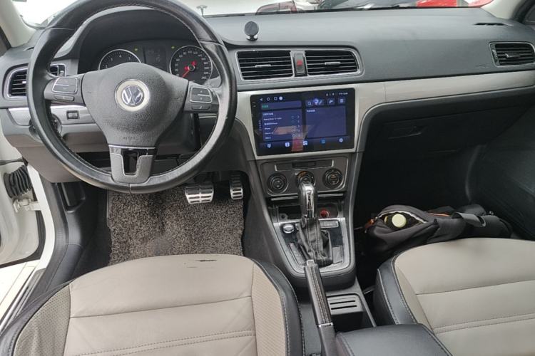 Used Volkswagen Cross Lavida 2014 1.6L Automatic Center Console