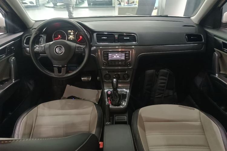 Used Volkswagen Cross Lavida 2014 1.6L Automatic Center Console