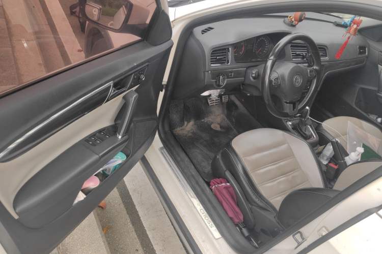 Used Volkswagen Cross Lavida 2014 1.4TSI DSG Driver Seat