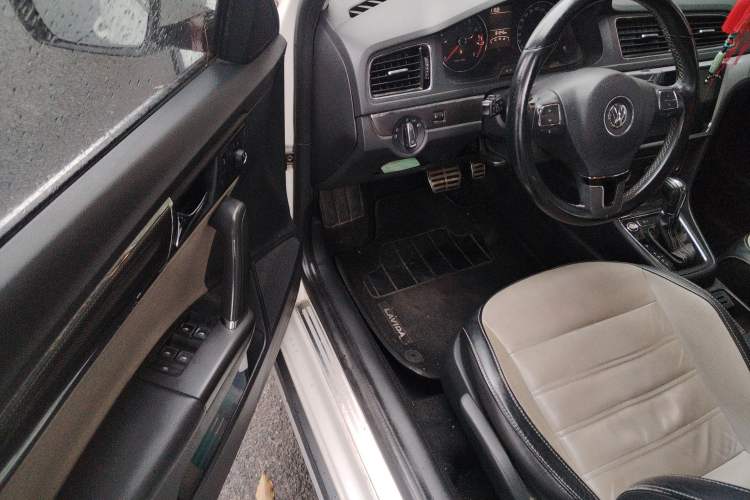 Used Volkswagen Cross Lavida 2014 1.6L Automatic Driver Seat