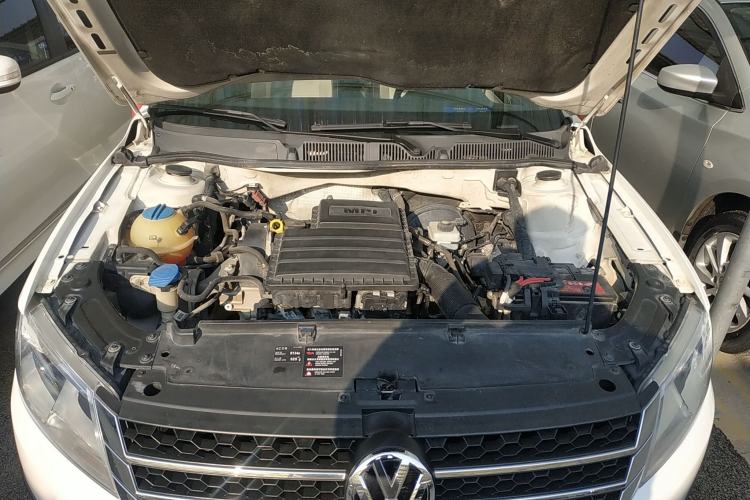 Used Volkswagen Cross Lavida 2014 1.6L Automatic Engine Bay