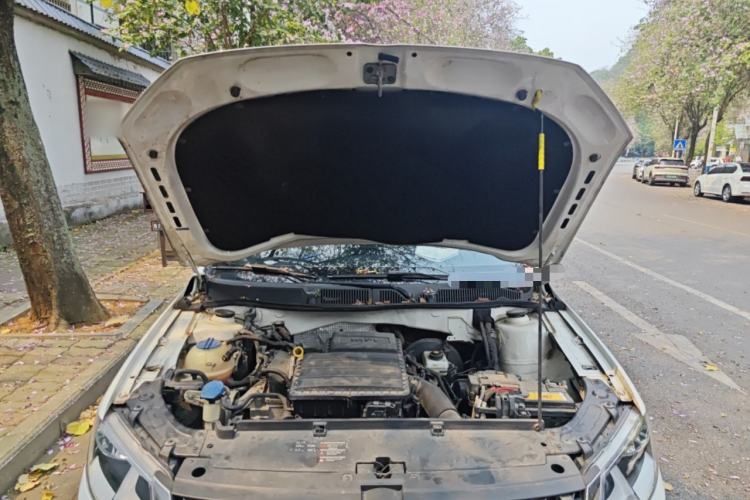 Used Volkswagen Cross Lavida 2014 1.6L Automatic Engine Bay
