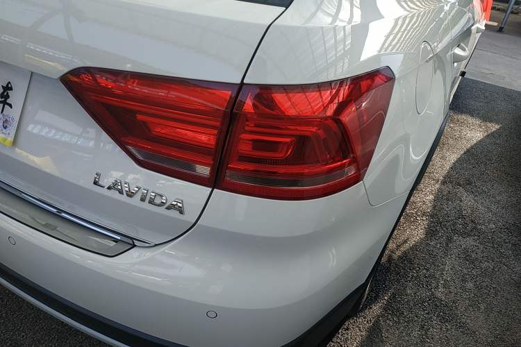 Used Volkswagen Cross Lavida 2014 1.6L Automatic Exterior 6