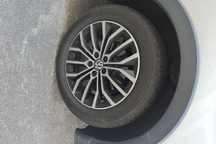 Used Volkswagen Cross Lavida 2014 1.6L Automatic Exterior 7