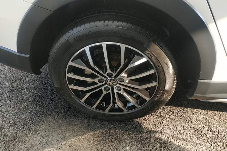 Used Volkswagen Cross Lavida 2014 1.6L Automatic Exterior 8