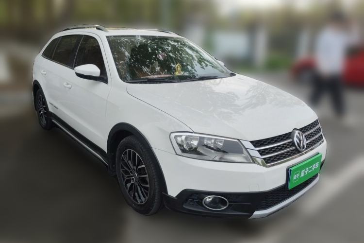 Used Volkswagen Cross Lavida 2014 1.4TSI DSG Front Right 45 Deg