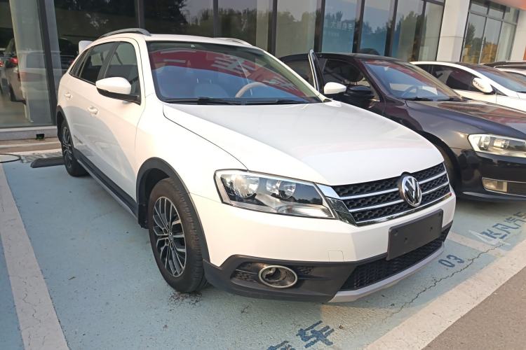 Used Volkswagen Cross Lavida 2014 1.4TSI DSG Front Right 45 Deg