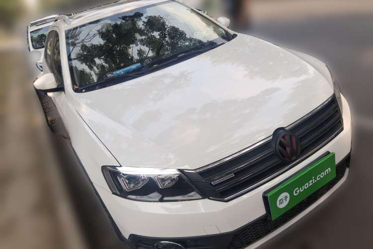 Used Volkswagen Cross Lavida 2014 1.4TSI DSG Front Right 45 Deg