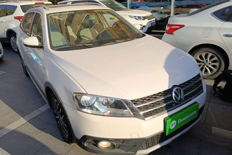Used Volkswagen Cross Lavida 2014 1.6L Automatic Front Right 45 Deg
