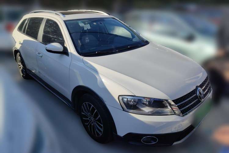 Used Volkswagen Cross Lavida 2014 1.4TSI DSG Front Right 45 Deg