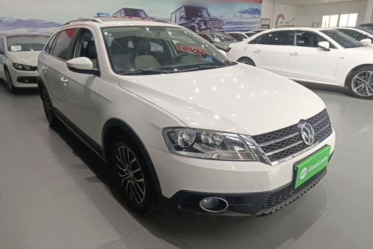 Used Volkswagen Cross Lavida 2014 1.6L Automatic Front Right 45 Deg