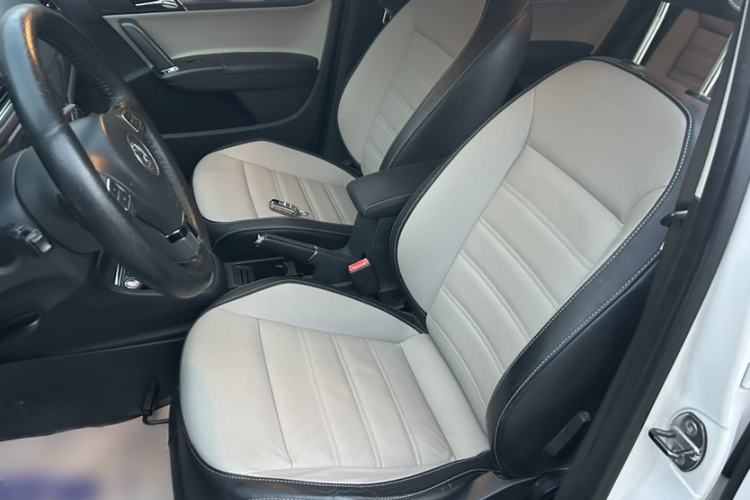 Used Volkswagen Cross Lavida 2014 1.6L Automatic Interior 2