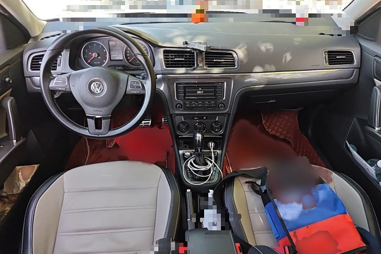 Used Volkswagen Cross Lavida 2014 1.6L Automatic Interior 2
