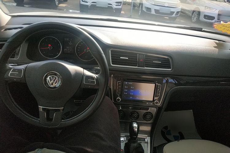 Used Volkswagen Cross Lavida 2014 1.6L Automatic Interior 2