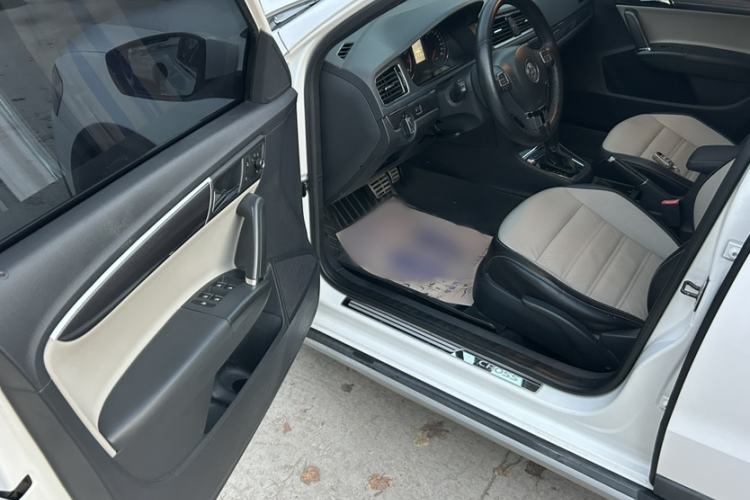 Used Volkswagen Cross Lavida 2014 1.6L Automatic Interior 3