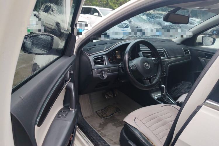 Used Volkswagen Cross Lavida 2014 1.6L Automatic Interior 3