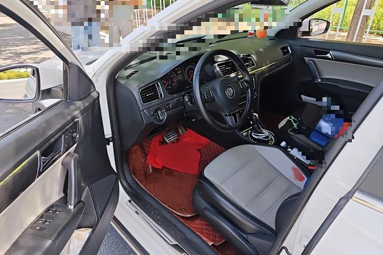 Used Volkswagen Cross Lavida 2014 1.6L Automatic Interior 3