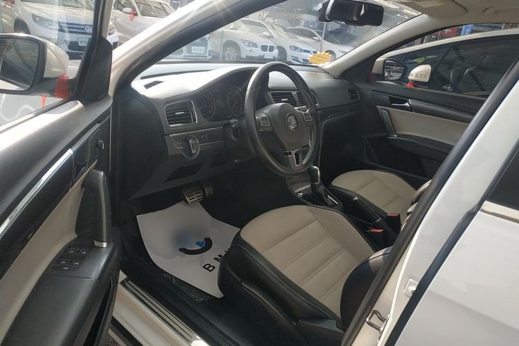Used Volkswagen Cross Lavida 2014 1.6L Automatic Interior 3