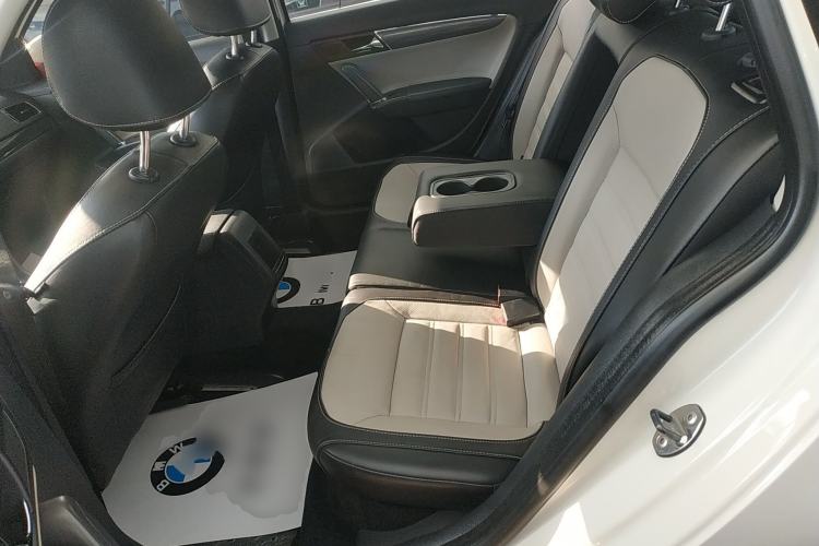 Used Volkswagen Cross Lavida 2014 1.6L Automatic Interior 4