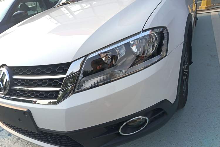 Used Volkswagen Cross Lavida 2014 1.4TSI DSG Left Front Headlight