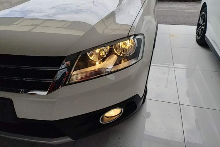 Used Volkswagen Cross Lavida 2014 1.4TSI DSG Left Front Headlight