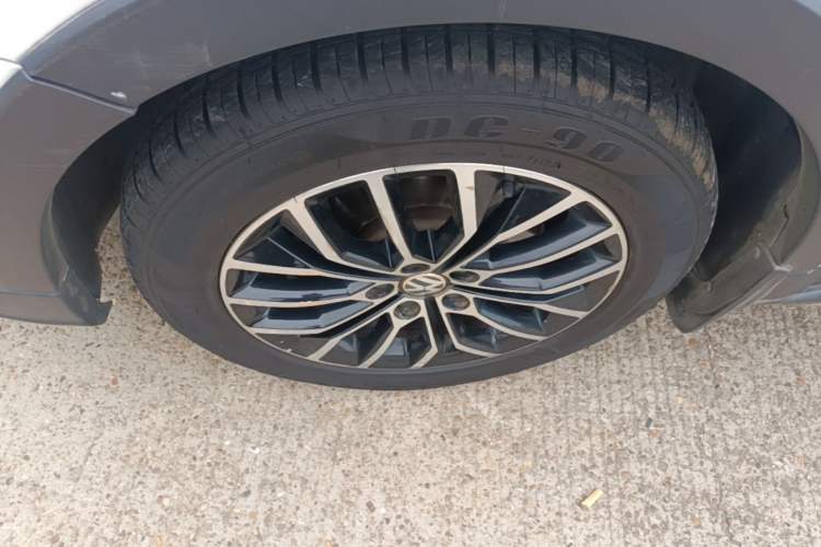 Used Volkswagen Cross Lavida 2014 1.4TSI DSG Left Front Wheel Hub