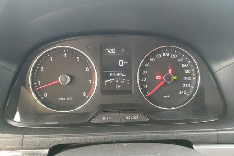 Used Volkswagen Cross Lavida 2014 1.4TSI DSG Odometer Close Up