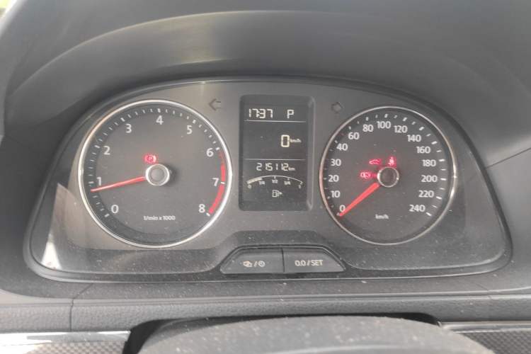 Used Volkswagen Cross Lavida 2014 1.4TSI DSG Odometer Close Up