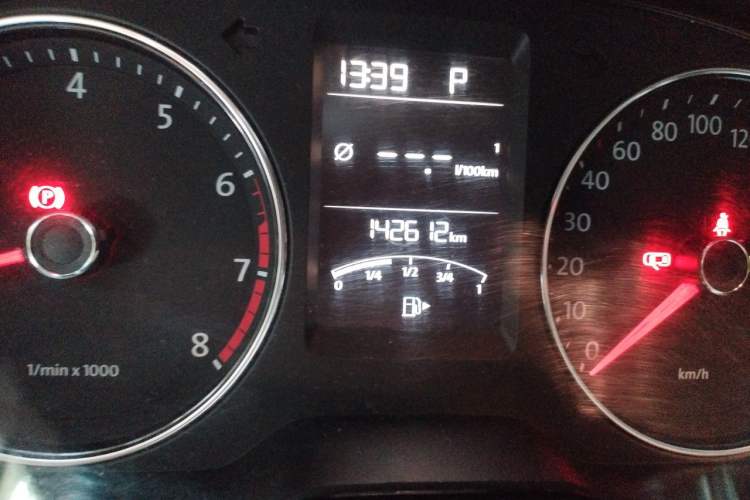 Used Volkswagen Cross Lavida 2014 1.4TSI DSG Odometer Close Up