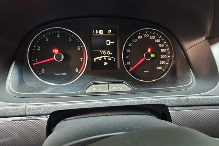 Used Volkswagen Cross Lavida 2014 1.4TSI DSG Odometer Close Up