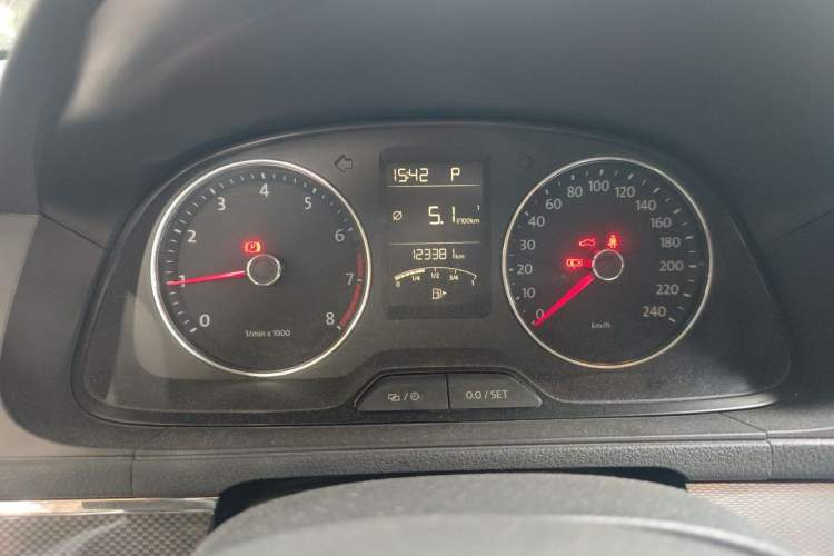 Used Volkswagen Cross Lavida 2014 1.4TSI DSG Odometer Close Up