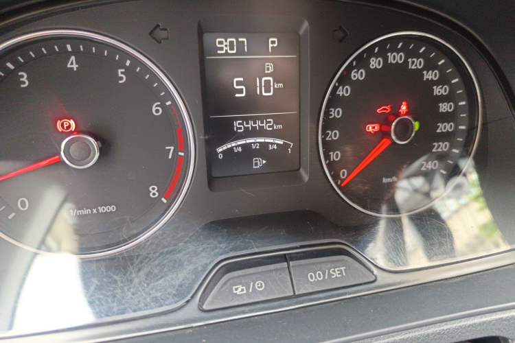 Used Volkswagen Cross Lavida 2014 1.4TSI DSG Odometer Close Up