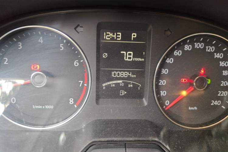 Used Volkswagen Cross Lavida 2014 1.4TSI DSG Odometer Close Up