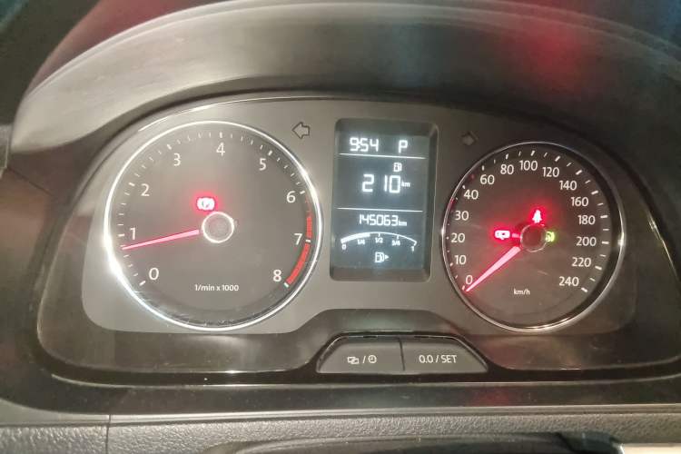 Used Volkswagen Cross Lavida 2014 1.4TSI DSG Odometer Close Up