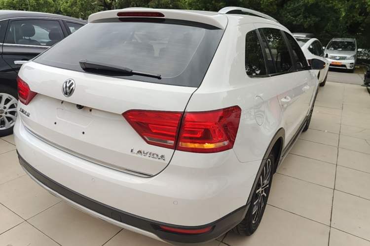 Used Volkswagen Cross Lavida 2014 1.6L Automatic Rear Right 45 Deg