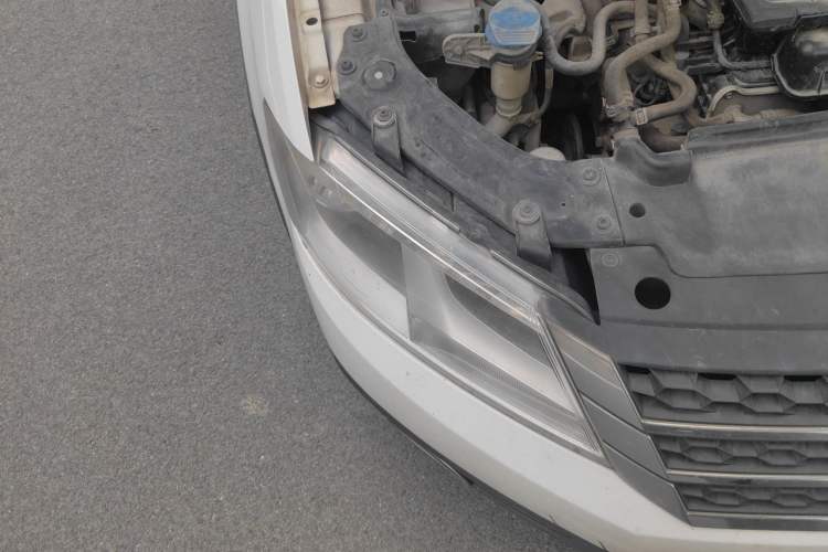 Used Volkswagen Cross Lavida 2014 1.4TSI DSG Right Front Headlight