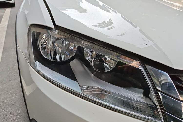Used Volkswagen Cross Lavida 2014 1.4TSI DSG Right Front Headlight