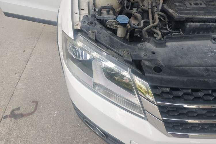 Used Volkswagen Cross Lavida 2014 1.4TSI DSG Right Front Headlight
