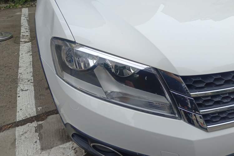 Used Volkswagen Cross Lavida 2014 1.4TSI DSG Right Front Headlight