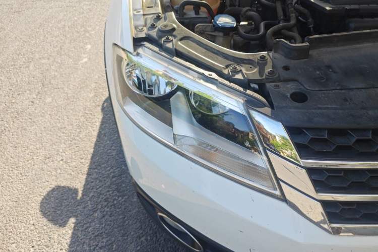 Used Volkswagen Cross Lavida 2014 1.4TSI DSG Right Front Headlight