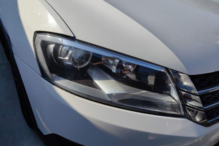 Used Volkswagen Cross Lavida 2014 1.4TSI DSG Right Front Headlight